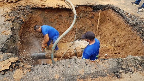 Daae realiza reparo emergencial em adutora no bairro Consolação