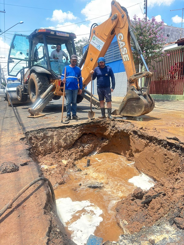 Daae faz reparo emergencial em adutora na Vila Operária