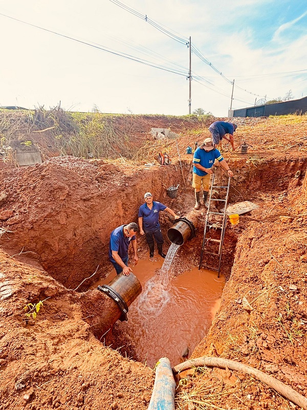 Daae segue executando troca de registro em adutora ao lado da rodovia Washington Luís