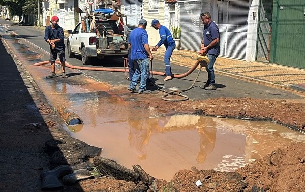 Daae faz reparo emergencial em adutora na Vila Aparecida