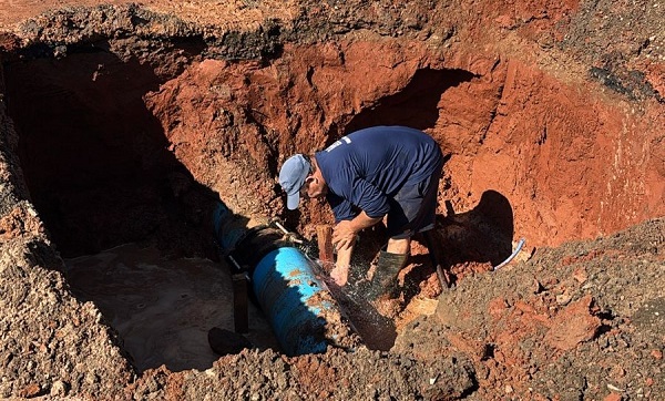 Daae faz novo reparo emergencial em adutora na Estrada dos Costas