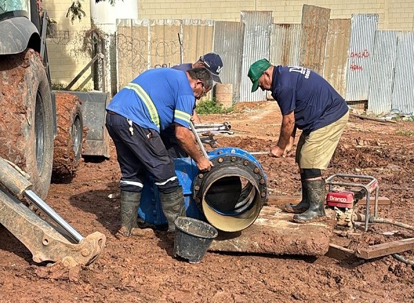 Daae faz reparo emergencial em adutora ao lado da rodovia Washington Luís