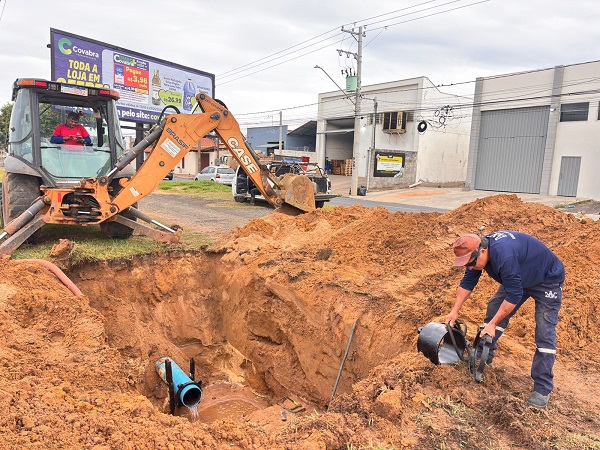 Daae faz reparo emergencial em adutora na Av. Brasil