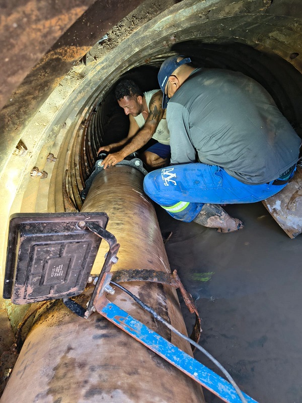 Daae faz reparo de três vazamentos em adutora embaixo da rodovia Washington Luís