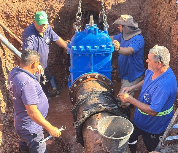 Daae faz troca emergencial de registro em adutora ao lado da rodovia Washington Luís