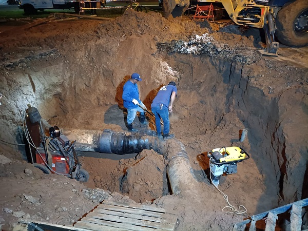 Com mais de 20 horas seguidas, Daae segue trabalhando em reparo de grande tubulação em rotatória da Rua 14