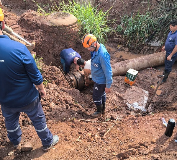 Daae faz reparo emergencial em adutora embaixo da rodovia Washington Luís