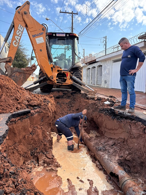 Daae faz reparo emergencial em adutora na Vila Operária