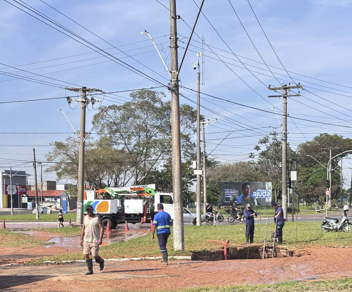 Daae faz reparo emergencial em adutora no Jd. Floridiana